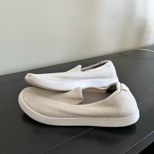 Allbirds women’s slides in white size 9W very comfortable in great shape
